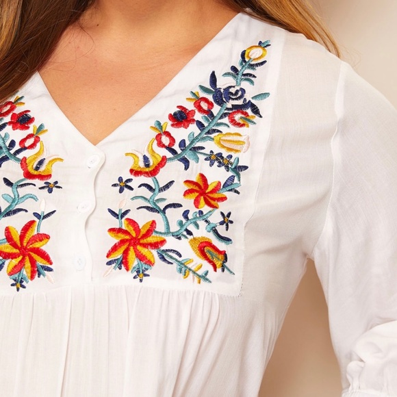 PLUS FLORAL EMBROIDERED V-NECK BOHO STYLE DRESS. - Picture 4 of 8